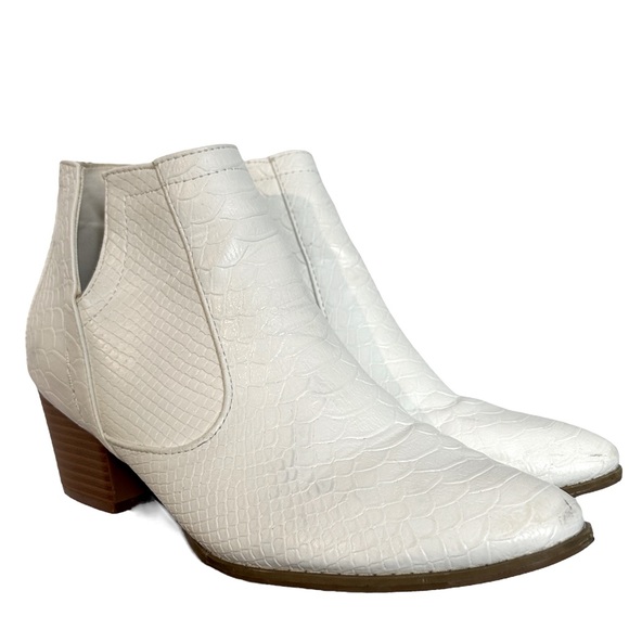 White Snakeskin Ankle Booties with Pointed Toe | Size 9 - Picture 1 of 9